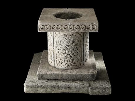 Schöne Einfassung eines überdeckelten Brunnens (Puteal) aus Aurisina-Stein